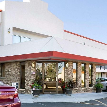 Econo Lodge Wall Exteriér fotografie