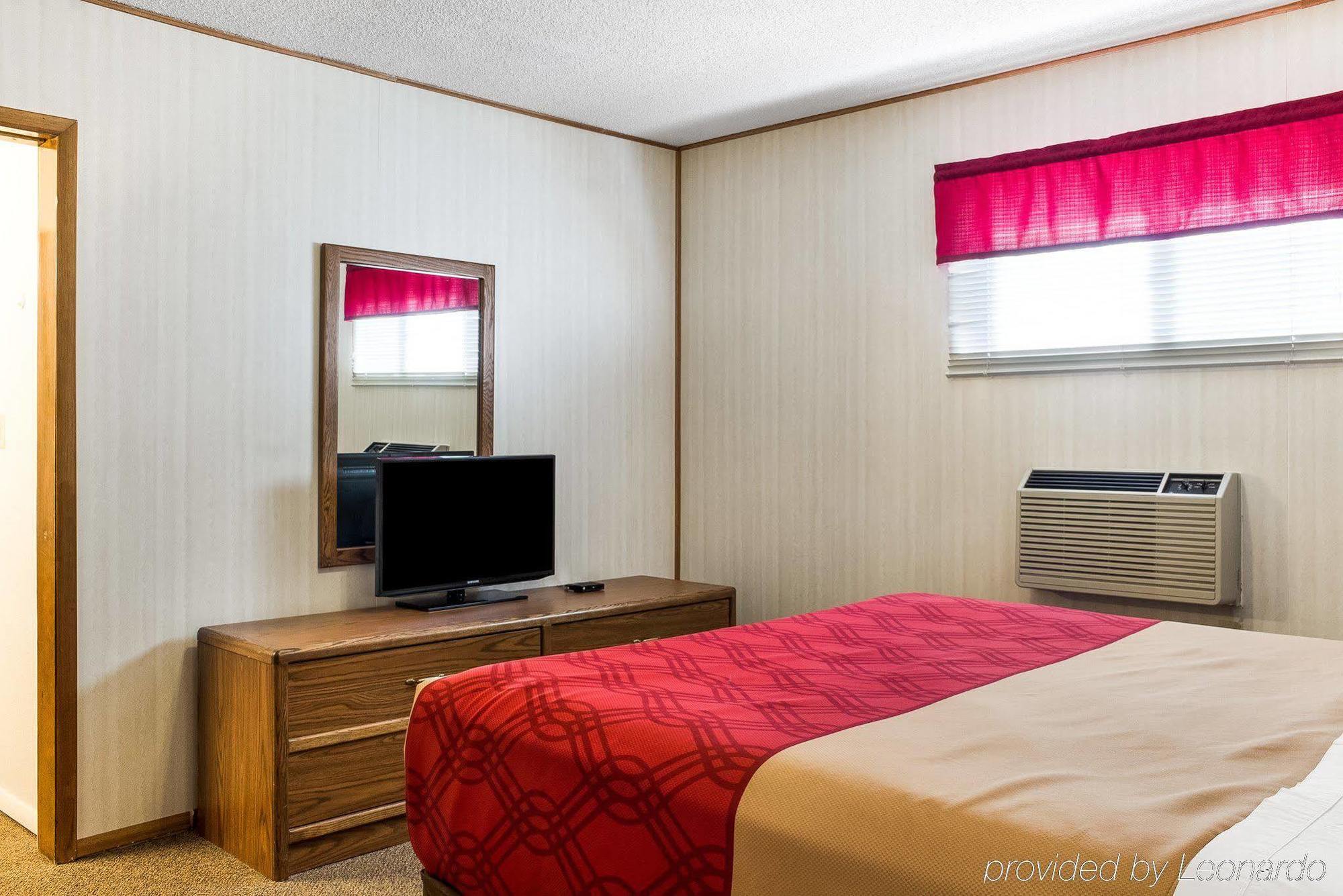 Econo Lodge Wall Exteriér fotografie