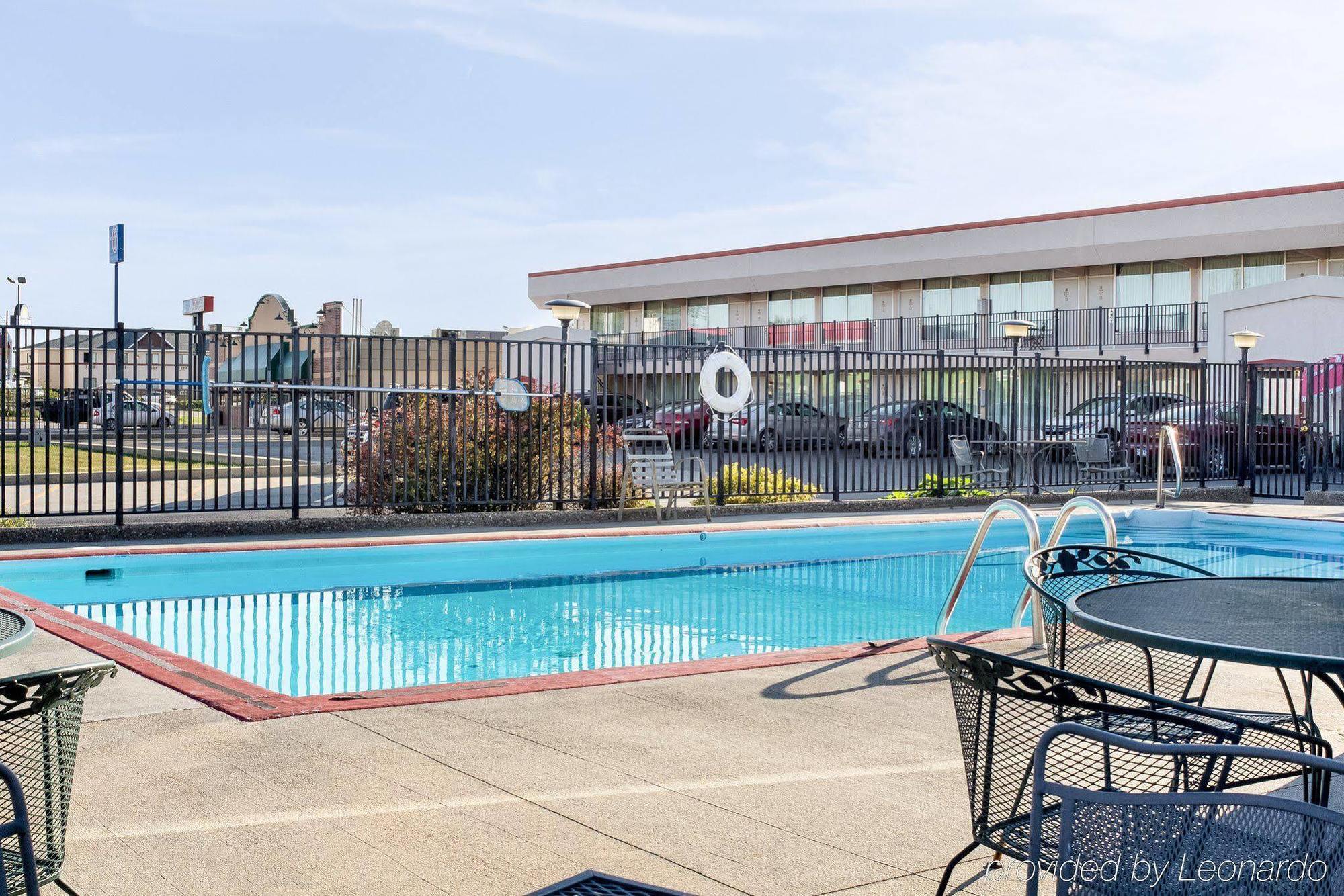 Econo Lodge Wall Exteriér fotografie